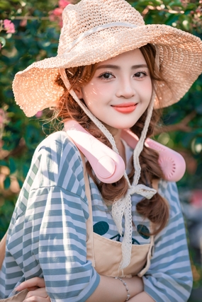 清新甜美可人戴帽背带裤美女写真图片